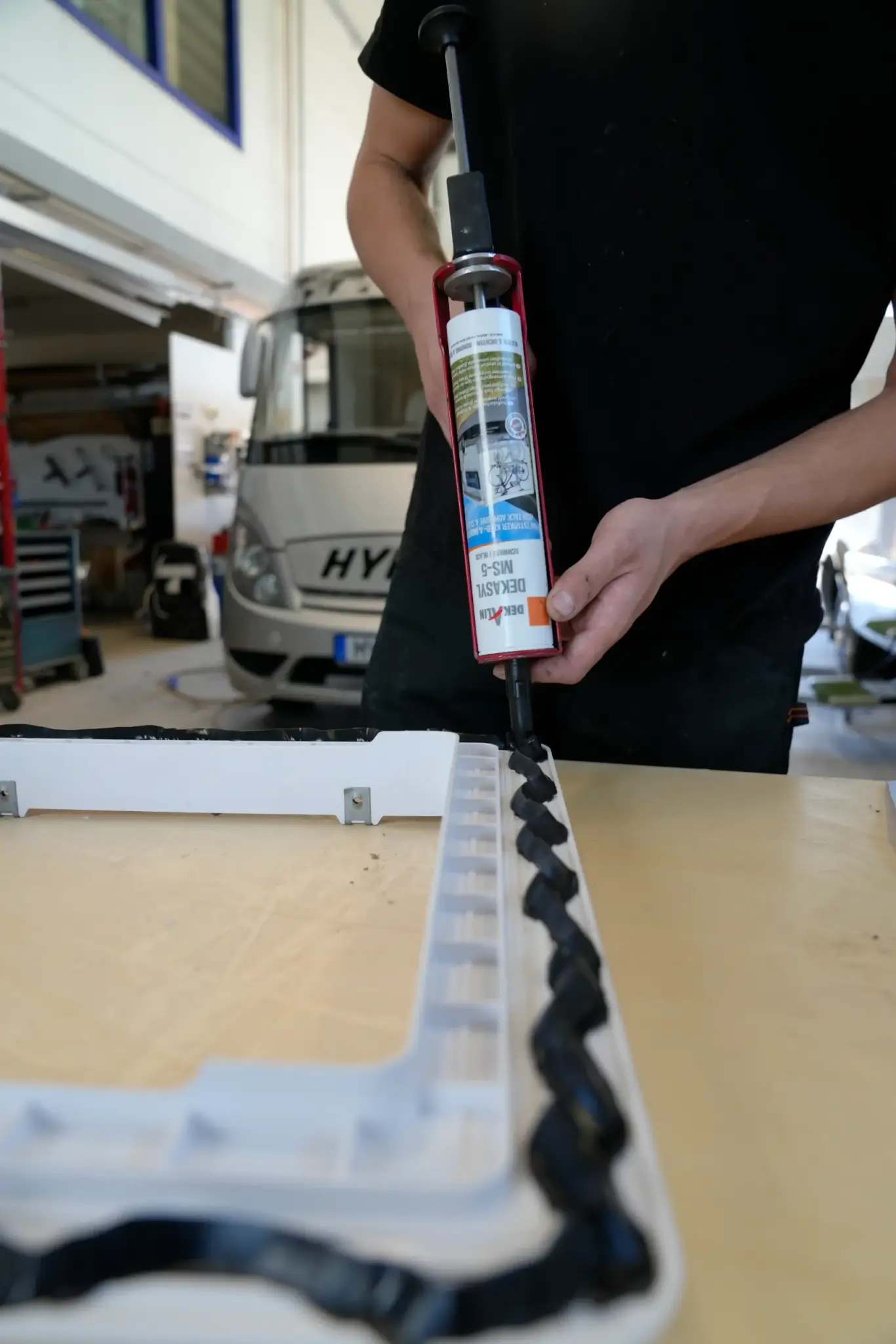 Anwendungsbild: Auftragen eines DEKALIN Produkts in der Praxis